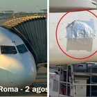 L'aereo per Roma ha un buco rattoppato con lo scotch: scoperta choc all'atterraggio. La denuncia social VIDEO