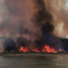 Incendio a Bibione, in otto si tuffano per salvarsi