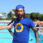 Brumotti, show all'Acquafan: salto mortale con la bici in piscina
