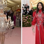Met Gala, Katy Perry vestita da lampadario, Jared Leto "decapitato": i look più strani