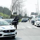 Roma, blocchi sulle strade ma controlli a metà: «Non è possibile fermare tutte le auto»