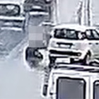 Ubriaco guida l'auto senza una ruota, il video choc della polizia locale: «Ecco cosa accade»