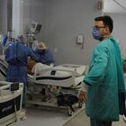 Covid, allarme degli anestesisti: «Atteso raddoppio dei ricoveri nei prossimi 7 giorni, serve lockdown nazionale»