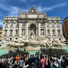 Fontana di Trevi, il blitz degli ambientalisti con liquido nero: insultati da passanti e turisti