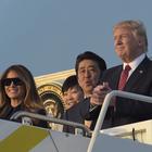 Trump e la first lady del Giappone a cena senza dire una parola. Lui: non parla inglese. Ma spunta un video