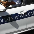 Roma, parrucca e baffi finti per saccheggiare 6 negozi di un centro commerciale: arrestato