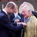 Principe William, compleanno da quasi re: la foto con papà Carlo per i 41 anni