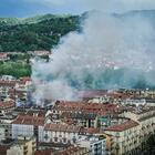 Incendio a Torino, in fiamme un palazzo in centro: colonna di fumo nero visibile a chilometri di distanza