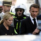 Meloni e Macron, colloquio sui migranti dopo i funerali di Napolitano: vertice per più di un'ora senza delegazioni