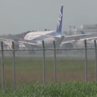 Giappone, fiamme dal motore in fase di decollo: per 240 passeggeri panico su un aereo Ana