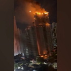 Brasile, incendio in un grattacielo a Recife: le fiamme distruggono il palazzo di 28 piani