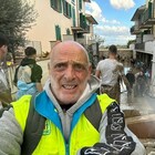Paolo Brosio tra gli angeli del fango per aiutare la comunità di Campi Bisenzio: «Non potevo stare a casa, è giusto così»