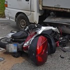 Pesaro, finisce con lo scooter sotto il furgoncino: morto a 49 anni