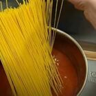 TikTok, spopola il video degli spaghetti cotti direttamente nel sugo (e gli italiani insorgono)