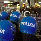 Milano, anarchici in piazza per Cospito: «Il 41 bis è tortura». Scontri con la polizia, vetrine danneggiate