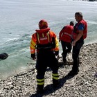 Il ghiaccio cede mentre camminano sul lago di Braies: marito, moglie e figlia salvati per miracolo