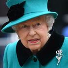 Regina Elisabetta e i "segreti" dei viaggi: senza passaporto, mai con i principi, sempre con un abito “a lutto” e una scorta di sangue blu