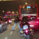 Motociclista massacra un automobilista e fugge: ma fa poca strada
