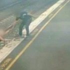Australia, donna ubriaca si lancia sui binari per attraversali mentre arriva un treno: salvata in extremis da tre poliziotti