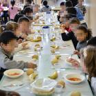 Carne di maiale eliminata dalle mense scolastiche, la Lega insorge: «Un favore ai musulmani, bambini italiani discriminati»