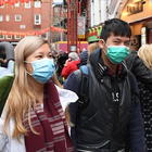 Coronavirus, la Chiesa di Hong Kong corre ai ripari: al bando ostie e acqua santa