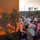 Rodi devastata dagli incendi, duemila di turisti fuggono da case e hotel. Anche per via mare