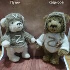 Orsacchiotti peluche con la Z chiamati Putin e Kadyrov