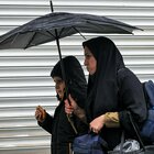 Iran, velo e polizia morale: cosa sta succedendo? Segnali di apertura contraddittori, continuano le proteste