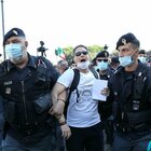 Covid, negazionisti e no-mask a Roma. Manifestanti senza mascherina: un fermo, multe e tensione in piazza