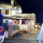 Incendio nella notte a Fiume Veneto, le fiamme divorano il sottoportico di una casa