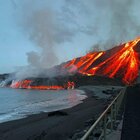 Canarie, la lava del vulcano raggiunge la spiaggia