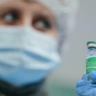 Vaccino Novavax, arriva l'ok dell'Ema: «Efficace al 90% contro la malattia»