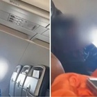 Sesso sui sedili dell'aereo durante il volo, i passeggeri sotto choc: «Era palese, è stato disgustoso»