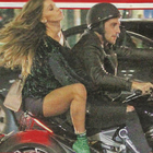 • La showgirl in moto senza casco con Iannone
