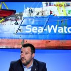 La Ong: «Non sbarcheremo i naufraghi a Tripoli». Salvini: «Li stanno sequestrando»