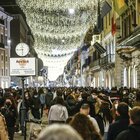 Natale, assembramenti in tutta Italia per lo shopping: a Roma chiude via del Corso, code a Milano
