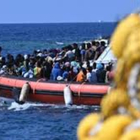 Migranti, barchino naufraga