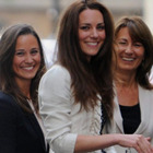 Kate Middleton e il tumore, la mamma Carole le è sempre accanto: «Soffre anche lei». L'attacco ai complottisti