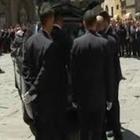 Zeffirelli, applausi per il feretro all'uscita dal Duomo di Firenze