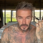 David Beckham imita Victoria, il make up su TikTok fa impazzire i fan: «Ci piaci anche truccato»