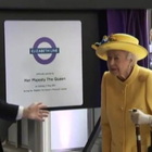 Londra, visita a sorpresa della Regina Elisabetta alla fermata metro a lei dedicata