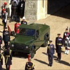 Funerali Principe Filippo, la Land Rover verde arriva a Windsor VIDEO