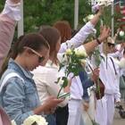 Bielorussia, ancora proteste pacifiche: le donne portano i fiori