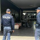 Omicidio a Udine, le immagini dell'uomo trovato morto nell'androne di un palazzo