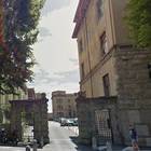 Bergamo, studente di 15 anni precipita dal quinto piano del liceo: la scuola