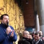 Salvini, tour elettorale a Bologna tra selfie e contestazioni