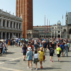 Venezia dice basta alle maxi-comitive di turisti: non si potrà entrare in più di 25. Il sindaco: «È per la tutela dei residenti»