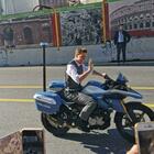 Tom Cruise ai Fori, "ruba" la moto della Polizia e scappa: il set di Mission Impossible 7 arriva al Colosseo