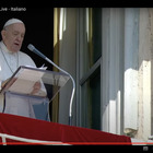 Papa Francesco chiede al mondo di non abituarsi alla guerra e poi ringrazia i giornalisti per il loro lavoro