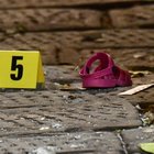 Genova, bambina di tre anni sola in casa cade dalla finestra e muore